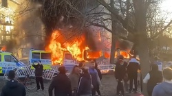 Szwecja stanęła w ogniu. Imigranci atakują policję - miniaturka