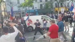 Przerażające obrazki z Paryża. Antifa brutalnie zaatakowała modlących się ludzi  - miniaturka