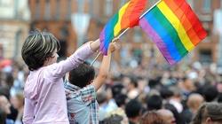 Hiszpania. Sąd nakazał wycofanie ze szkół książek promujących LGBT. Obrażają także katolicyzm, judaizm, islam oraz religie protestanckie i … Polskę - miniaturka