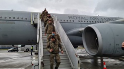 Żołnierze brytyjskich marines właśnie wylądowali na Okęciu - miniaturka