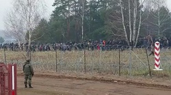 [Wideo] Łukaszenka podstawił autobusy, do których wsiadają imigranci... - miniaturka