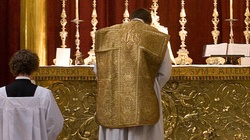 ,,Tradycyjna Msza schodzi do podziemia’’. Franciszek zakazuje sprawowania przedsoborowej liturgii - miniaturka