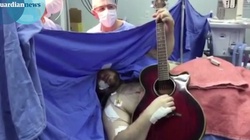 Grał na gitarze w trakcie swojej operacji! ZOBACZ WIDEO! - miniaturka