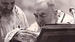 Objawienia Dzieciątka Jezus w objęciach św. Ojca Pio - miniaturka