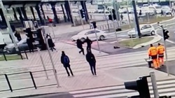 [WIDEO] Poznań. Nożownik atakował przechodniów. Został zatrzymany przez policję - miniaturka