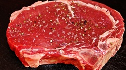 Europejska Lewica i Zieloni chcą podatku od mięsa. Kuźmiuk: To by oznaczałoby bankructwo dużej części rolników - miniaturka