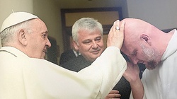 ,,Spłakałem się jak dziecko''. O. Adam Szustak dotarł pieszo do Watykanu i spotkał się z papieżem Franciszkiem - miniaturka